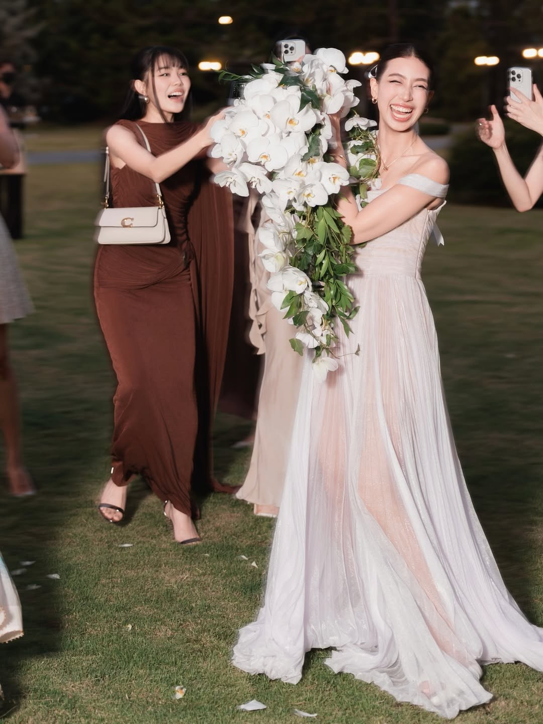 Mint Chalida khoe bắt được hoa cưới, nhắn nhủ cô dâu: "Mãi mãi hạnh phúc nhé". Ảnh: Instagram Mint Chalida.