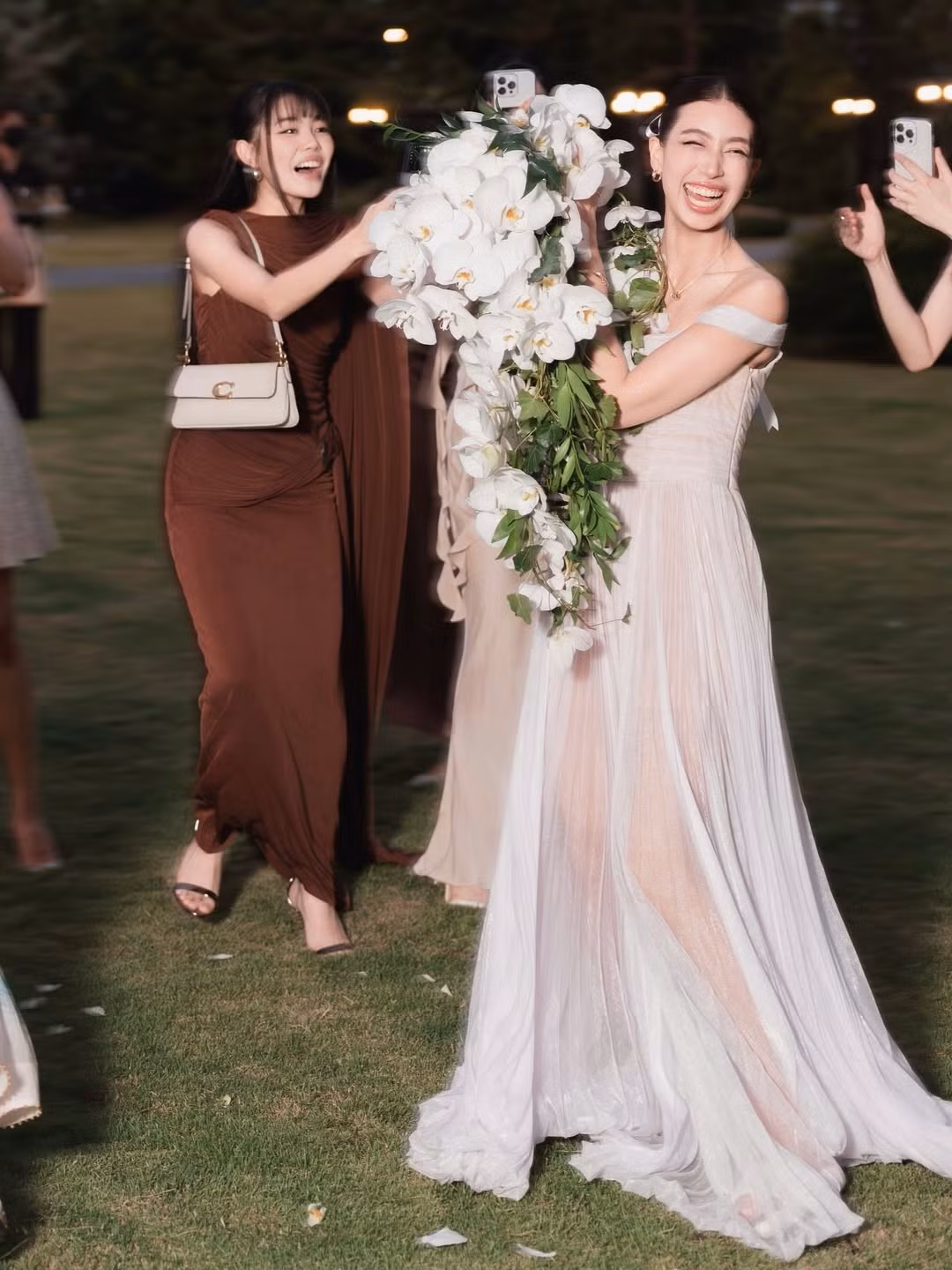 Mint Chalida khoe bắt được hoa cưới, nhắn nhủ cô dâu: "Mãi mãi hạnh phúc nhé". Ảnh: Instagram Mint Chalida.