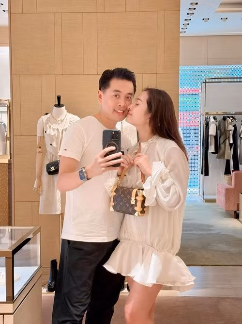 Trong một cuộc phỏng vấn với Vietnamnet, anh cho biết Ngọc Duyên vẫn giữ sở thích đi bar, câu lạc bộ. Do không thích không gian ồn ào, nam nhạc sĩ thường ở nhà trông con để vợ đi chơi cùng bạn bè. Ảnh: FB Ngọc Duyên.