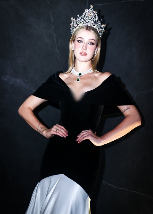 Nàng hậu sinh năm 2003 ăn mặc táo bạo hơn. Khi sang Việt Nam tham dự chung kết Hoa hậu Trái đất Việt Nam 2025, Jessica diện váy xẻ ngực sâu. Ảnh: Instagram Jessica Lane.