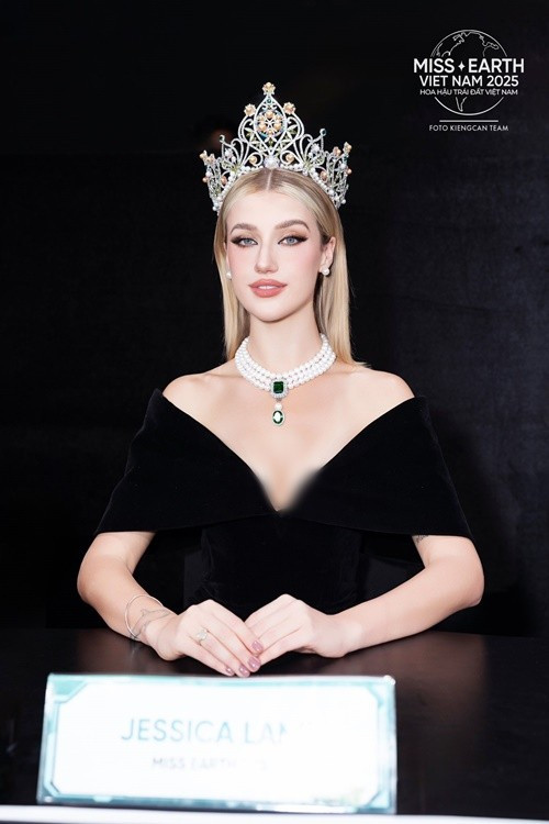 Theo Znews, Jessica là sinh viên ngành Báo chí, Sáng tác và Xuất bản tại Đại học Sunshine Coast. Ảnh: Fanpage Hoa hậu Trái đất Việt Nam.