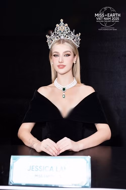 Theo Znews, Jessica là sinh viên ngành Báo chí, Sáng tác và Xuất bản tại Đại học Sunshine Coast. Ảnh: Fanpage Hoa hậu Trái đất Việt Nam.