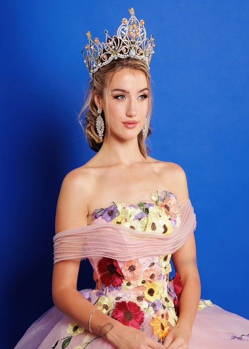 Đương kim Hoa hậu Trái đất ăn mặc lộng lẫy hơn. Ảnh: Instagram Jessica Lane.