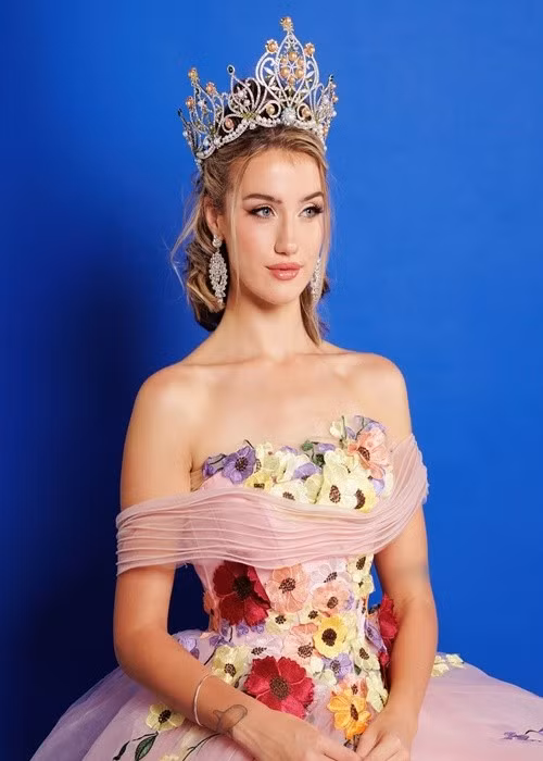 Đương kim Hoa hậu Trái đất ăn mặc lộng lẫy hơn. Ảnh: Instagram Jessica Lane.