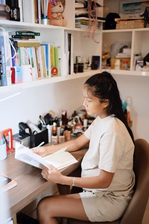 "Mẹ bầu đã phát hiện nhiều quyển sách rất hay và hữu ích cho mẹ bầu trong thai kỳ và những quyển cho sau sinh nữa", nàng hậu viết trên trang cá nhân. Ảnh: FB H'hen Niê.