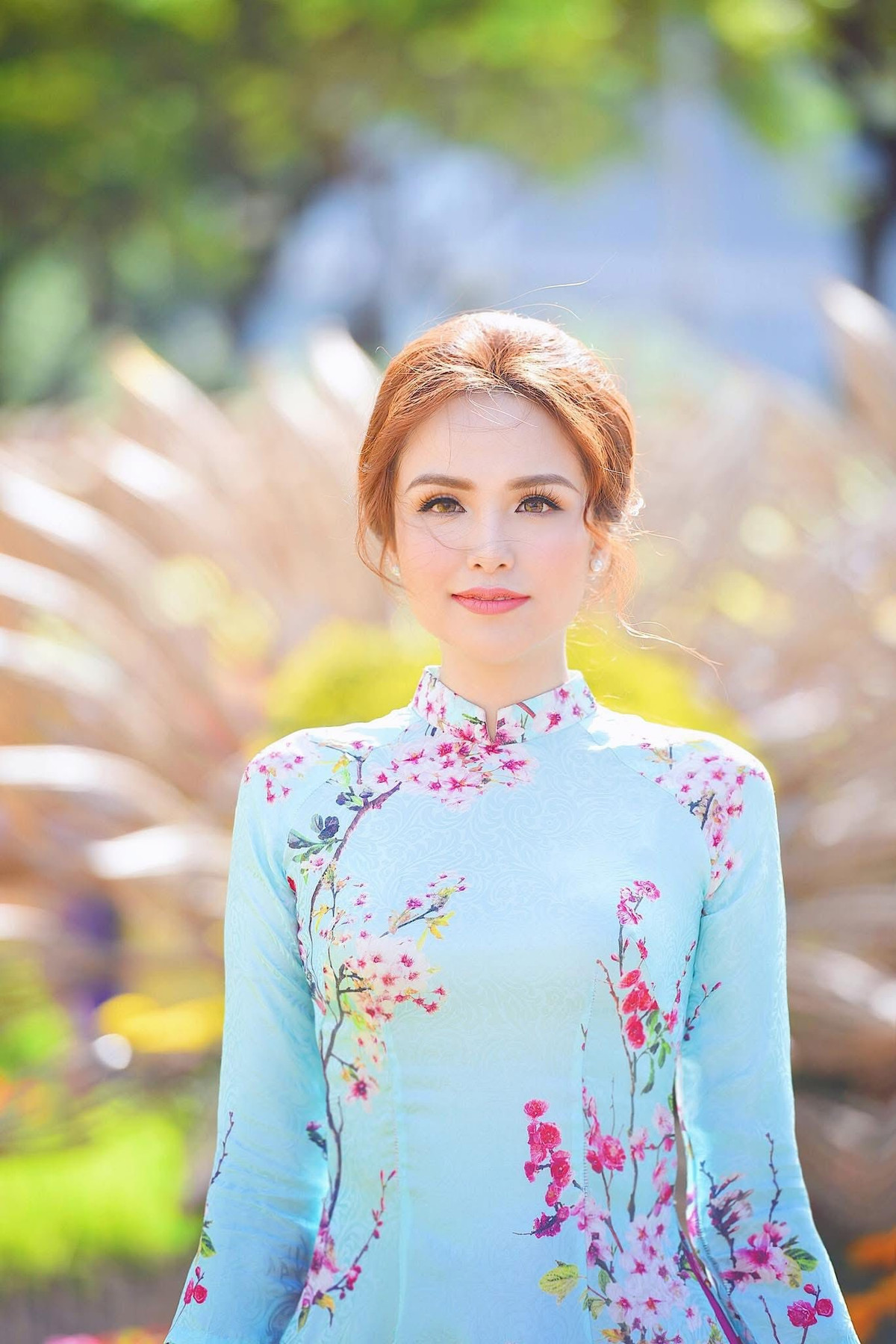 Diễm Hương đăng quang Hoa hậu Thế giới người Việt 2010, nhanh chóng ghi dấu ấn với nhan sắc ngọt ngào, gợi cảm. Sau cuộc thi, cô hoạt động trong lĩnh vực người mẫu, tham gia đóng phim và diễn kịch, là gương mặt quen thuộc của làng giải trí Việt.