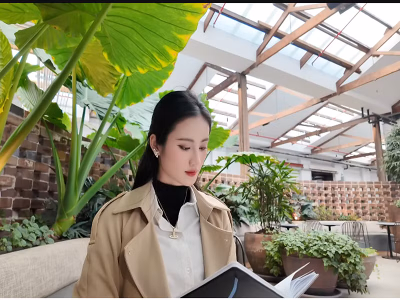 Du học, Ý Nhi và Anh Kiệt yêu xa. Vào tháng 6/2025, trước nghi vấn chia tay, Ý Nhi cho biết: "Chuyện tình cảm của tôi và Kiệt vẫn bình thường. Cả hai đều động viên nhau trên con đường phát triển bản thân". Ảnh: Youtube Ý Nhi.