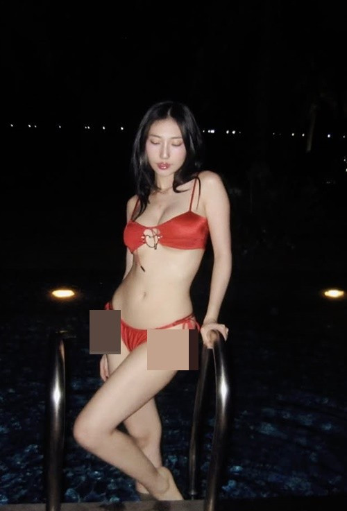 Khổng Tú Quỳnh sở hữu vóc dáng săn chắc, gợi cảm. Bởi vậy, nữ ca sĩ tự tin diện áo tắm bé xíu khi đi nghỉ dưỡng. Ảnh: Instagram Khổng Tú Quỳnh.