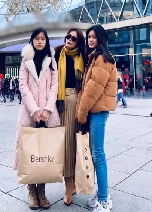 Nữ ca sĩ khoe ảnh mua sắm cùng hai cô con gái. Ảnh: Tiền Phong.