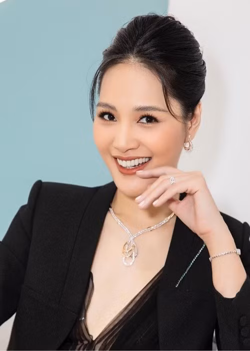 Hương Giang từng miệt mài thi nhan sắc. Cô đoạt vương miện Hoa hậu Hải Dương 2006, á hậu 2 Hoa hậu Việt Nam Toàn cầu 2009, vào top 16 Hoa hậu Thế giới 2009. Ảnh: FB Hương Giang.