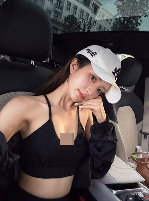 Điểm đáng chú ý là cách cô tiết chế phụ kiện và trang điểm, giữ tổng thể hài hòa, dễ tạo thiện cảm. Lối make-up thiên về lớp nền mỏng nhẹ, tôn làn da sáng và nét tự nhiên.