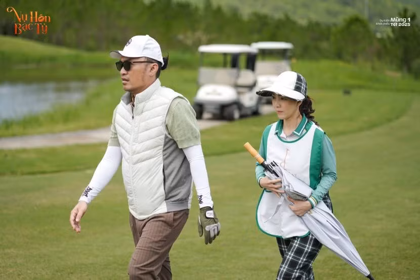 Theo An Ninh Thủ Đô, Tiến Luật cho biết, thời gian đầu chuẩn bị cho dự án Nụ hôn bạc tỷ, nhiều đêm Thu Trang. mất ngủ. " Luật luôn bên cạnh để cùng vợ chỉnh sửa, hoàn thiện kịch bản 'Nụ hôn bạc tỷ' một cách trọn vẹn nhất", Tiến Luật chia sẻ. Ảnh: An Ninh Thủ Đô.