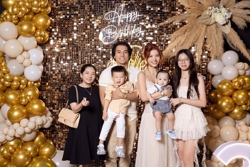 Về việc sống chung với vợ chồng con trai, bà Mai cho biết: "Ở với hai con đôi khi cũng có áp lực, cứ coi như mới lập nghiệp vào một môi trường mới thì mình phải thích nghi, không thích nghi nổi nữa thì thôi việc. Nhưng mà tôi dai sức lắm". Ảnh: FB Phương Trinh Jolie.