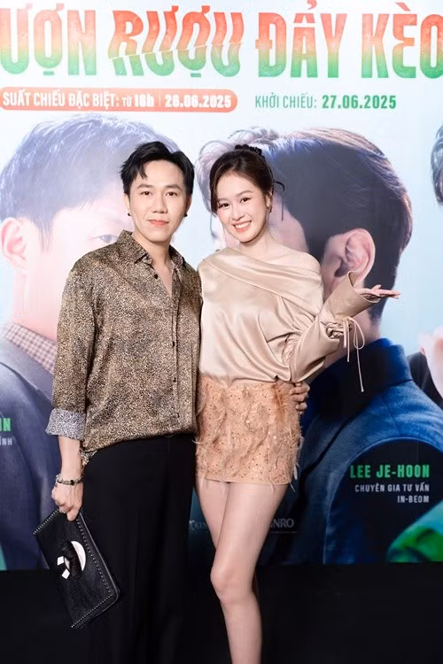 "Từ lúc có vợ, hai vợ chồng cùng vun đắp, kết nối tình cảm hai bên gia đình. Chúng tôi luôn biết cách cố gắng cho nhau và cho gia đình", bạn thân Trấn Thành chia sẻ. Ảnh: FB Anh Đức.