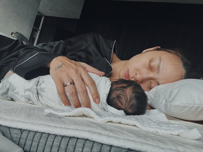 Tranh thủ con gái say giấc, Ngô Thanh Vân chợp mắt. Ảnh: FB Ngô Thanh Vân.