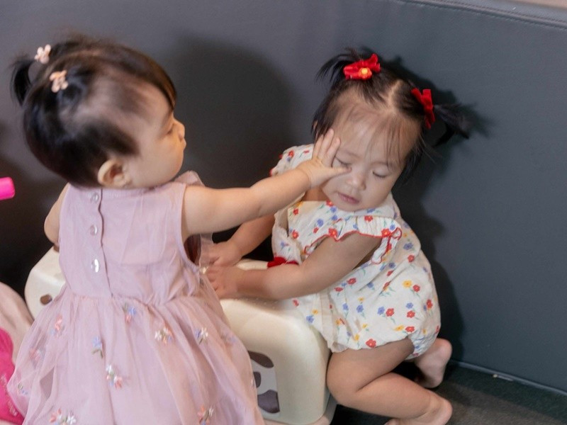 Con gái Kha Ly thường xuyên được bố mẹ cho đi chơi cùng con gái Thanh Trúc. Ảnh: FB Kha Ly.