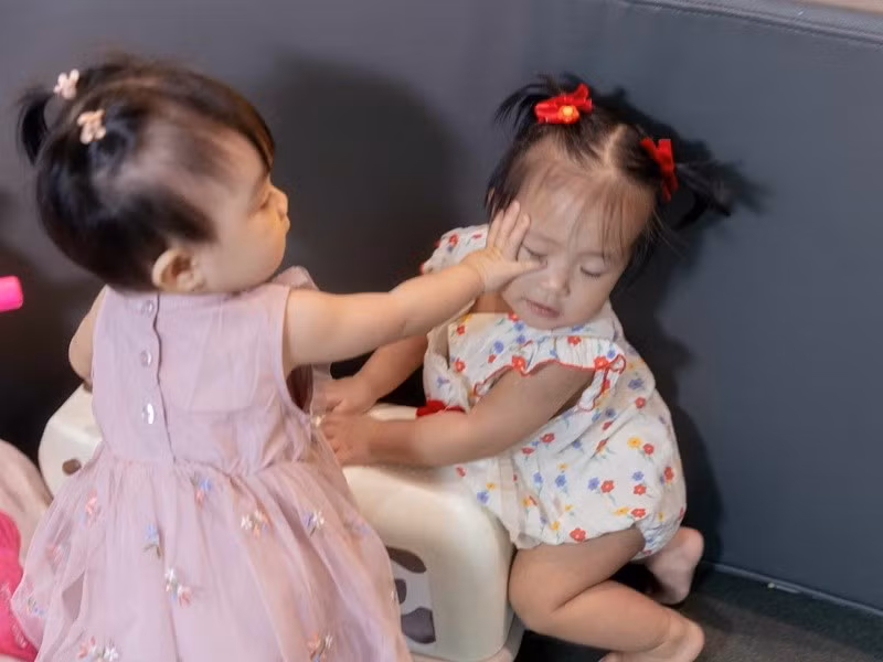 Con gái Kha Ly thường xuyên được bố mẹ cho đi chơi cùng con gái Thanh Trúc. Ảnh: FB Kha Ly.