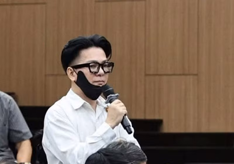 Theo Tiền Phong, ca sĩ Vũ Hà có tên trong danh sách 141 người bị đưa ra xét xử trong vụ đánh bạc và tổ chức đánh bạc hơn 2.500 tỷ đồng tại King Club, khách sạn Pullman. Theo cáo trạng, Vũ Hà bị cáo buộc mở thẻ với tên "MR BARET", đánh bạc bằng hình thức chơi Slot, Roulette với số tiền 2.618,16 USD (tương đương hơn 63 triệu đồng), thua 199,34 USD. Ảnh: Người Lao Động.