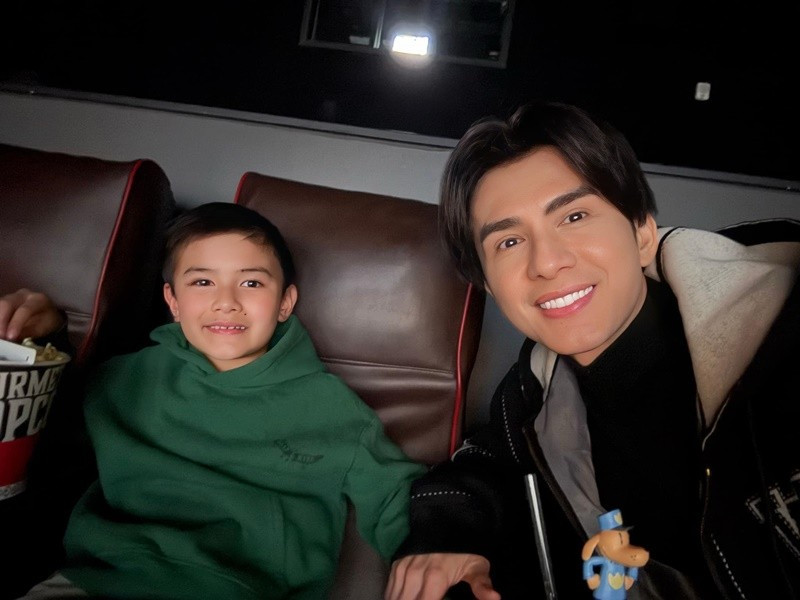 Đan Trường đưa con trai Thiên Từ đi xem phim.