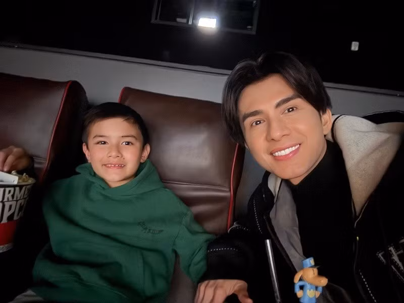 Đan Trường đưa con trai Thiên Từ đi xem phim.