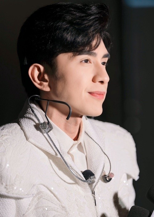 Đan Trường ở Mỹ biểu diễn. Trong 30 năm qua, anh chăm chỉ chạy show trong và ngoài nước.