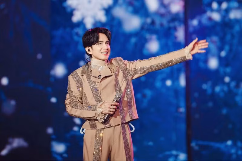 Đan Trường chia sẻ trên Vietnamnet: "Tôi vẫn còn yêu nghề lắm! May mắn công việc thuận lợi, phát triển trong nhiều năm qua. Lời mời từ các đơn vị, lịch ghi âm, lưu diễn trong và ngoài nước khiến tôi luôn bận rộn".