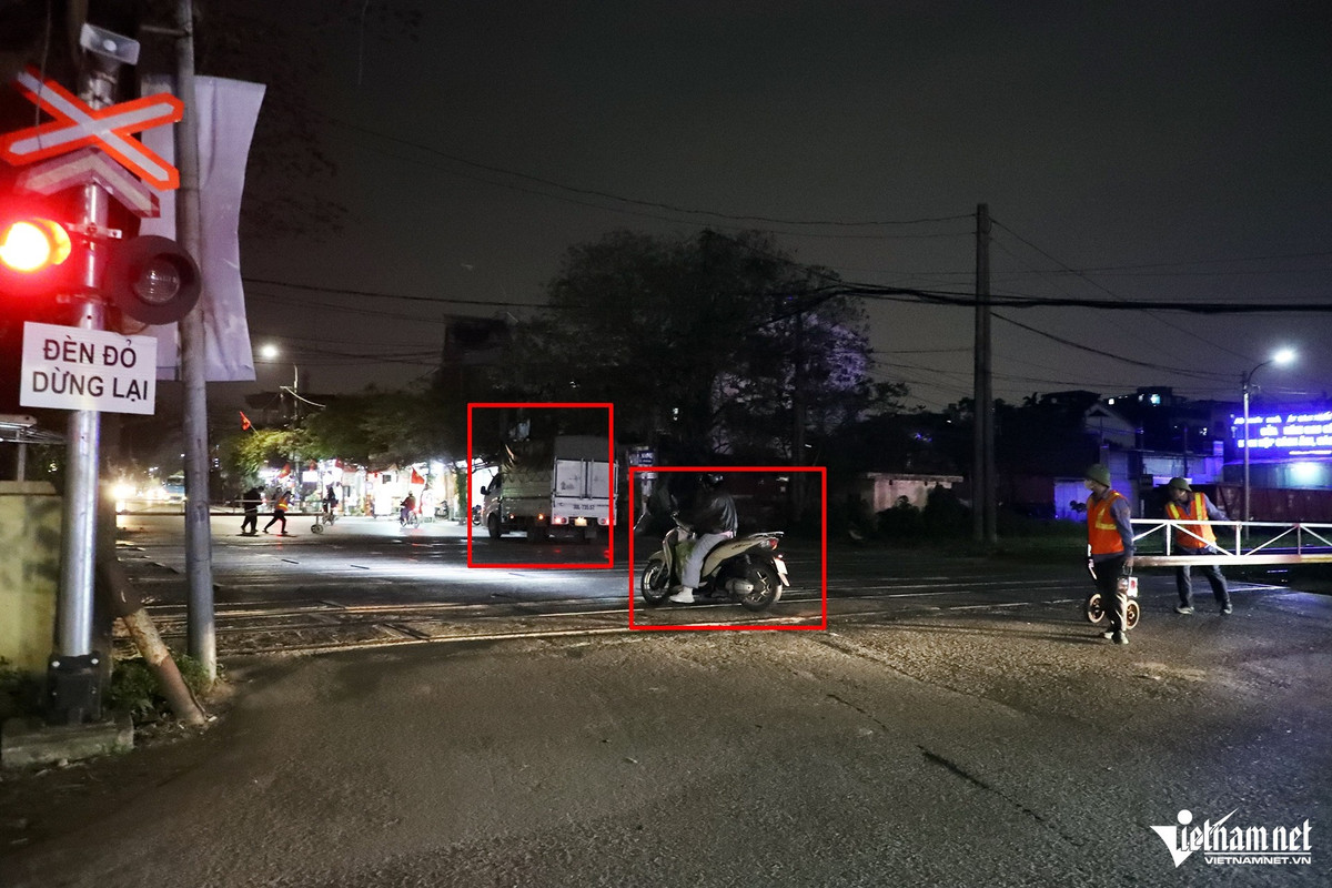 Cảnh sát nhận định, vào buổi tối, nhiều người có tâm lý chủ quan, không chấp hành tín hiệu đèn giao thông tại các điểm đường ngang giao cắt với đường sắt, tiềm ẩn nguy cơ xảy ra tai nạn.