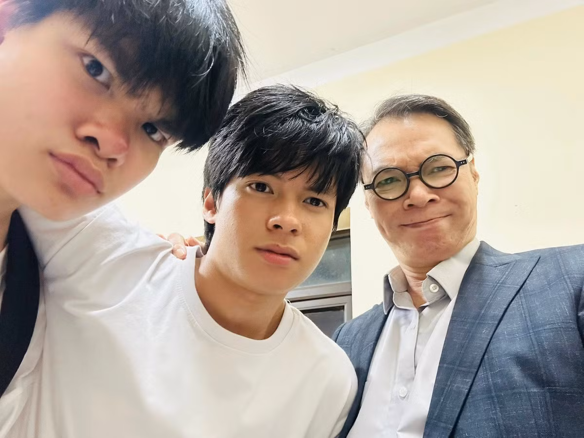 "Lúc bé, anh ấy đi với bố chương trình Bố ơi, mình đi đâu thế, bây giờ thì bố đi với anh ấy phim Thế hệ kỳ tích", Trần Lực viết trên trang cá nhân. Ảnh: FB Trần Lực.