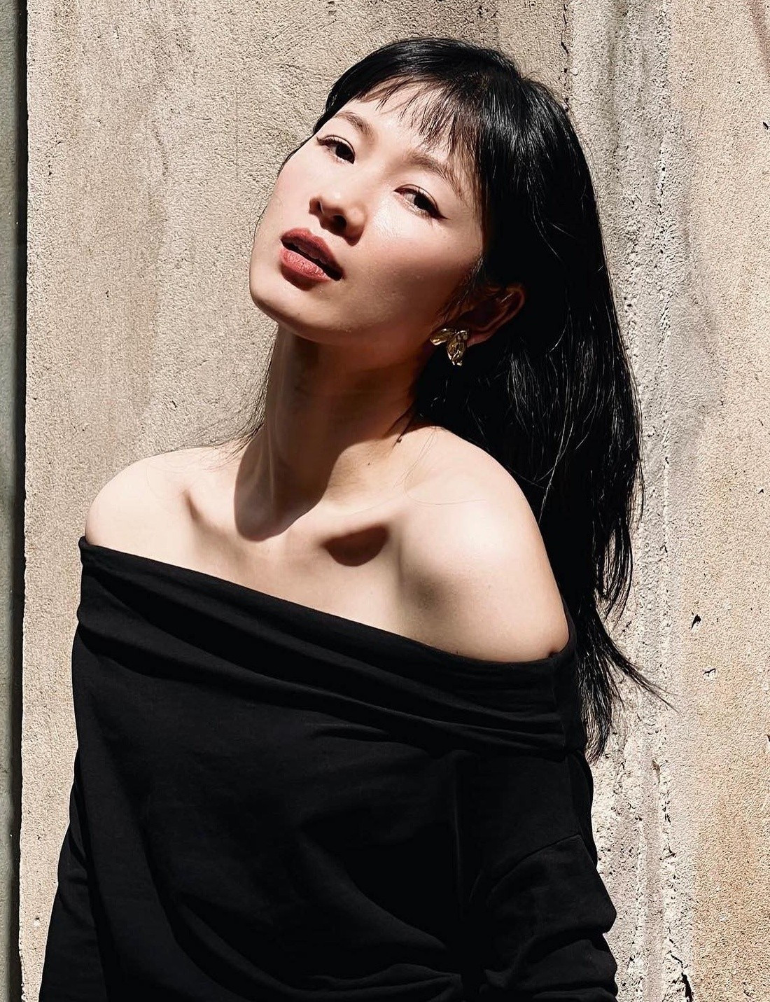 Cô từng giành giải Nữ diễn viên chính xuất sắc tại Liên hoan phim quốc tế Nghệ thuật châu Á năm 2021 với vai diễn An Nhiên trong Người lắng nghe: Lời thì thầm.