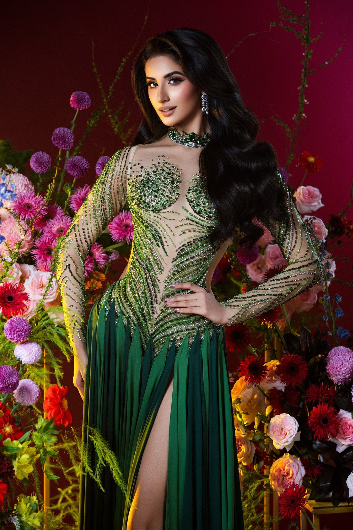 Đại diện Ấn Độ - Mehak Dhingra sang trọng, quý phái với đầm dạ hội đính đá lấp lánh. Chiếc đầm ôm sát thân trên và xòe nhẹ phần dưới đã tôn lên vóc dáng thon thả, duyên dáng của mỹ nhân Ấn Độ.