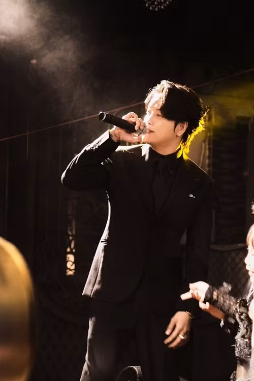 TiTi rời nhóm HKT vào năm 2018 và bắt đầu sự nghiệp solo. Chia sẻ trên Saostar, anh cho biết: "Không một bầu show nào muốn mời tôi đơn giản vì khán giả chỉ muốn nghe những ca khúc của HKT thôi, còn khi đứng trên sân khấu một cách riêng lẻ, họ cảm thấy thật lạ lẫm".