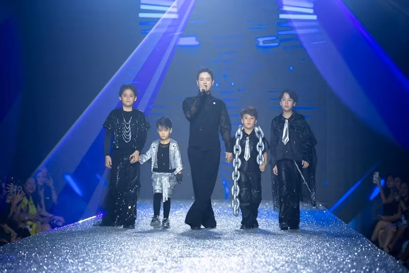 Con trai Đàm Vĩnh Hưng diễn thời trang cùng các người mẫu nhí. Ảnh: FB Polo Huỳnh.