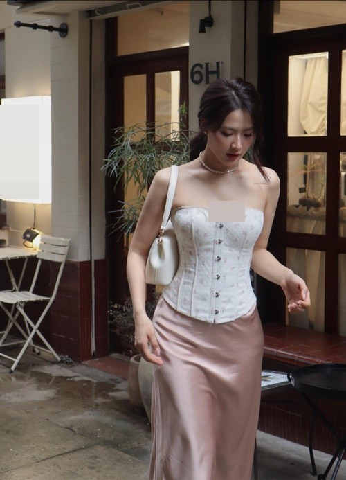 Nữ diễn viên sinh năm 1995 sở hữu gương mặt xinh đẹp, làn da sáng, đường nét hài hòa cùng vóc dáng cân đối, chiều cao khoảng 1m7.