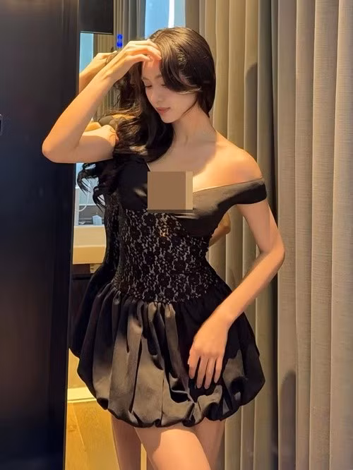 Chiếc váy đen trễ vai dáng ngắn giúp Vũ Thúy Quỳnh khoe đôi chân thon.