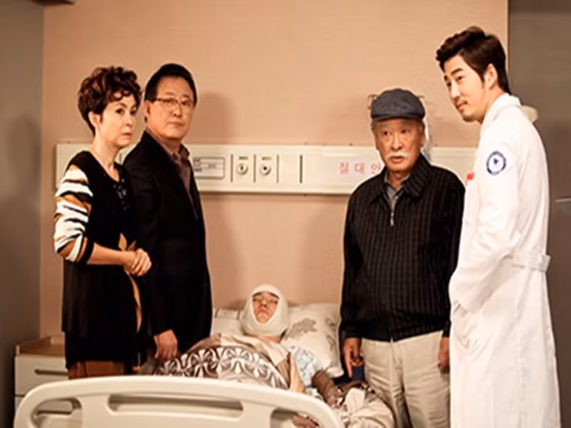 Ông Noh Song và cô con dâu là oan gia ngõ hẹp trong phim Ngôi sao khoai tây. Ảnh: Khám Phá.