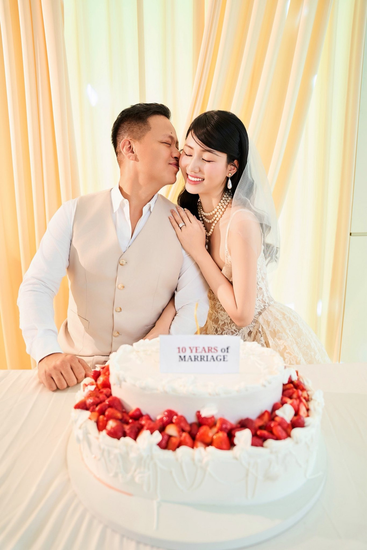 “Chúng tôi không kể chuyện tình yêu, chúng tôi để hình ảnh lên tiếng”, Trà My viết.