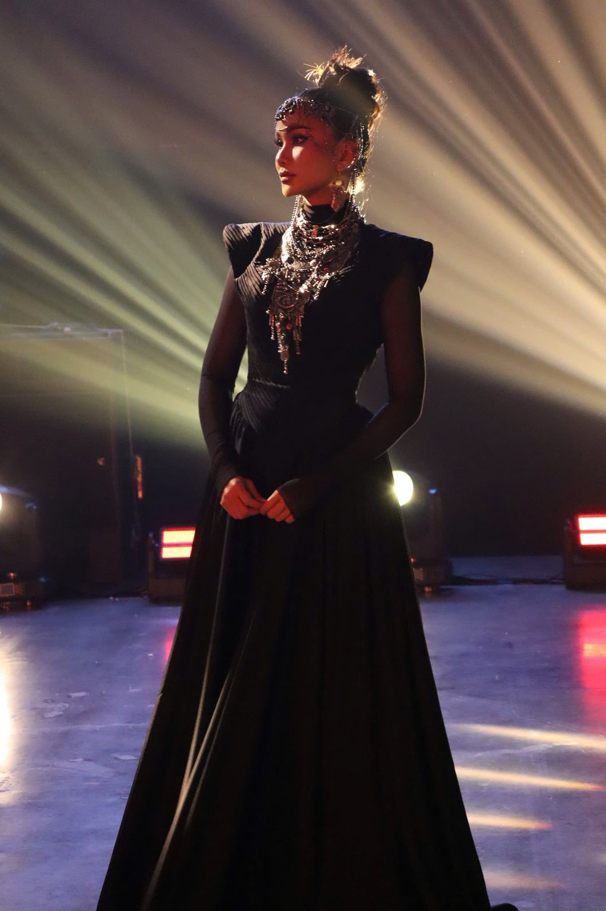 View - Hoa hậu H'hen Niê thần thái sắc lẹm, đẹp huyền bí | Báo Tri thức và Cuộc sống - TIN TỨC PHỔ BIẾN KIẾN THỨC 24H