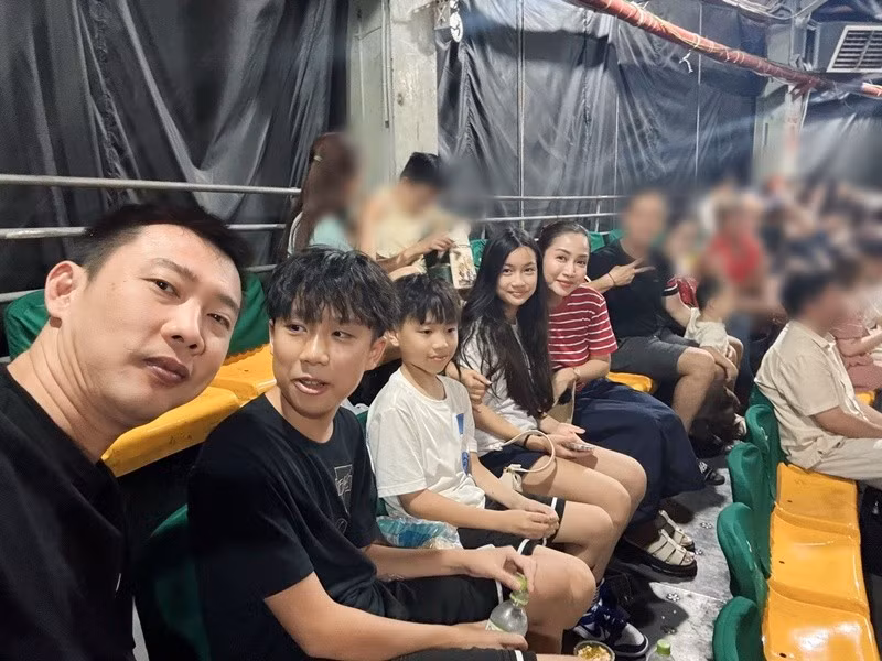 Cuối năm 2023, nữ MC và các con sang Úc sinh sống. 1 năm sau, gia đình Ốc Thanh Vân trở lại Việt Nam. "Nhà tôi quen gắn bó, sum vầy. Đến một ngày, vào bữa cơm, mấy mẹ con ăn không còn thấy ngon là tôi hiểu chúng tôi cần điều gì. Cả gia đình không còn muốn xa nhau nữa", Ốc Thanh Vân cho biết. Ảnh: FB Ốc Thanh Vân.