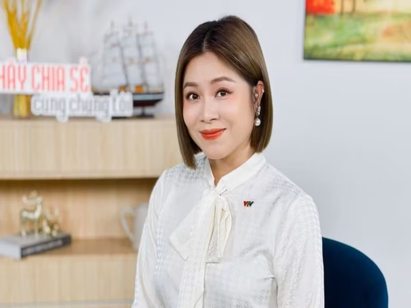 Tháng 7/2019, MC Hoàng Linh vướng tin đồn thất thiệt. Cụ thể, trên mạng xã hội rộ tin đồn MC Hoàng Linh bị lộ clip nhạy cảm. Không để tin đồn đi xa hơn, nữ MC lên tiếng phủ nhận: "Nghe giang hồ đồn Linh đang nổi tiếng ở các hội nhóm lắm. Khổ thân các bạn. Thế mà lại chẳng có clip nào mới đau chứ”. Ảnh: Tiền Phong.