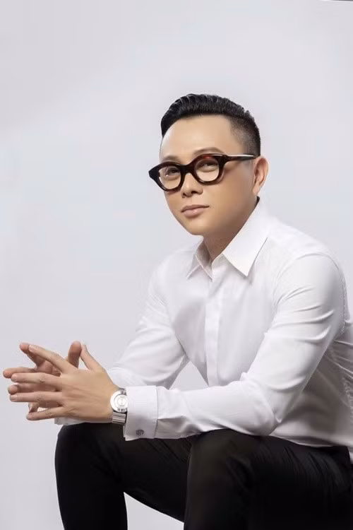 Nam thiết kế chưa từng tiết lộ giá các trang phục của mình. Tuy nhiên, theo Vietnamnet, một nguồn tin tiết lộ các trang phục thuộc dòng couture (cao cấp), váy dạ hội của Công Trí có giá đắt đỏ, khoảng vài trăm triệu đồng cho 1 bộ. Các trang phục phân khúc thấp hơn cũng có giá vài chục triệu đồng. Ảnh: Người Đô Thị.