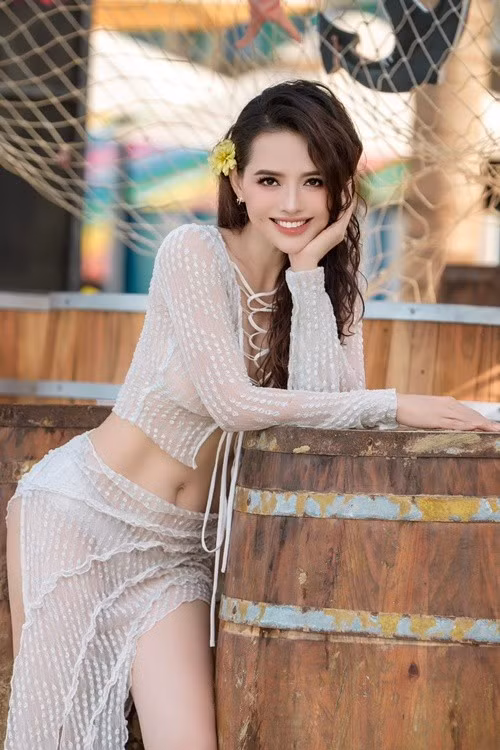 Sau khi trở lại cuộc sống độc thân, Hiền Trang ăn mặc táo bạo hơn. Ảnh: FB Hiền Trang.