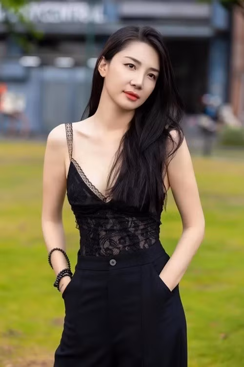 Minh Khuê trở lại diễn xuất vào năm 2022. Cô đóng phim Thương ngày nắng về, Lật mặt 7. Ngoài ra, Minh Khuê còn ca hát. Ảnh: FB Minh Khuê.