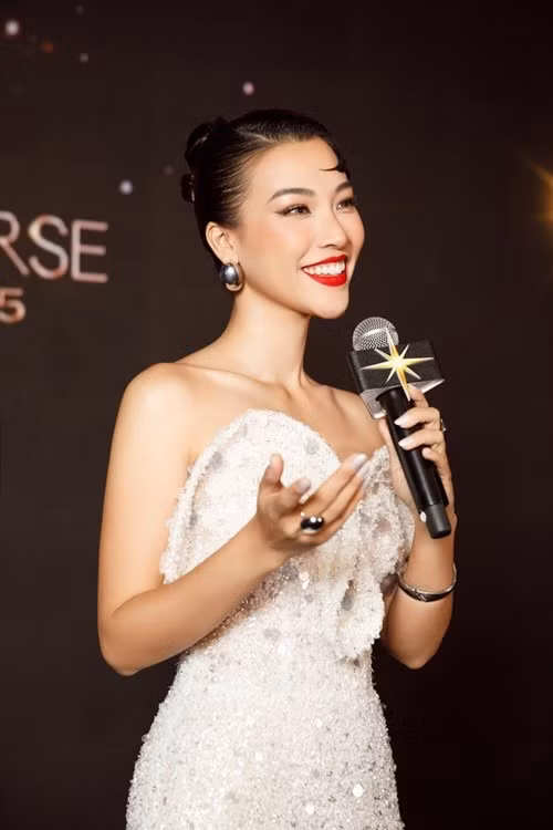 Tuổi 35, Hoàng Oanh đắt show dẫn chương trình. Ảnh: FB Hoàng Oanh.