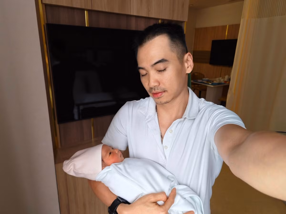 Trên trang cá nhân, nhiếp ảnh gia Tuấn Khôi - chồng Hoa hậu H'hen Niê đăng tải hình ảnh bồng bế con gái Harley. Ảnh: FB Tuấn Khôi.