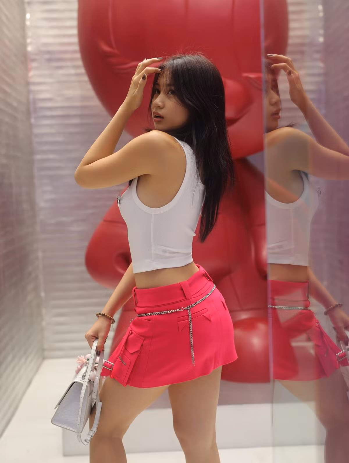 Mimi vừa tập đàn, hát mỗi ngày với giáo viên vừa theo học ngành Quản trị kinh doanh tại Đại học Kinh tế Quốc dân. Ảnh: FB Mimi Lưu.