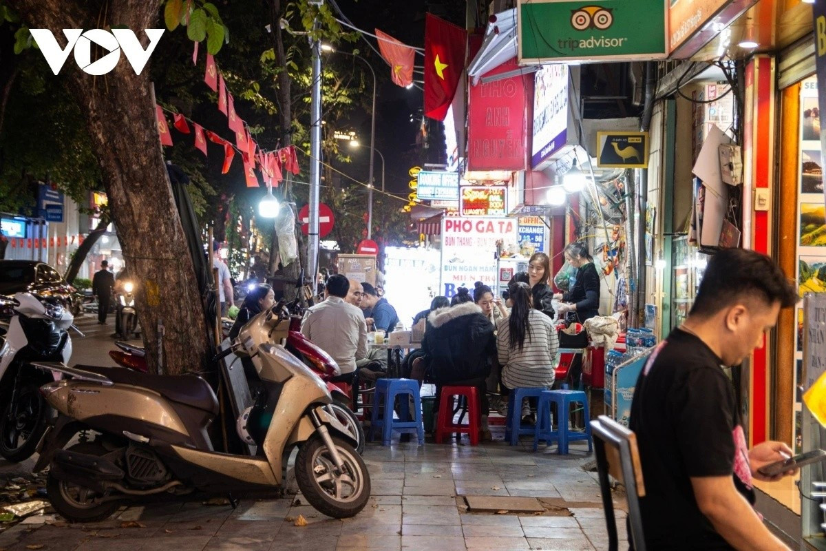Về đêm, tình trạng lấn chiếm vỉa hè tại nhiều tuyến phố trên địa bàn phường Hoàn Kiếm vẫn diễn ra công khai, ngang nhiên, như chưa hề có chiến dịch ra quân lập lại trật tự. Thậm chí, một số chủ quán còn kê bàn ghế chắn ngang lối đi, chiếm trọn phần vỉa hè vốn dành cho người đi bộ, như ghi nhận trong hình.