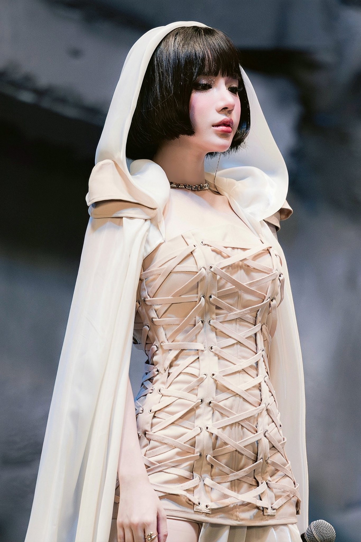 "Hai vai trò mang lại thu nhập ngang nhau chứ không chênh lệch bởi tôi chưa bán quá nhiều ca khúc, mới khoảng hơn 10 bài", nữ ca sĩ chia sẻ vào năm 2020. Ảnh: FB LyLy.