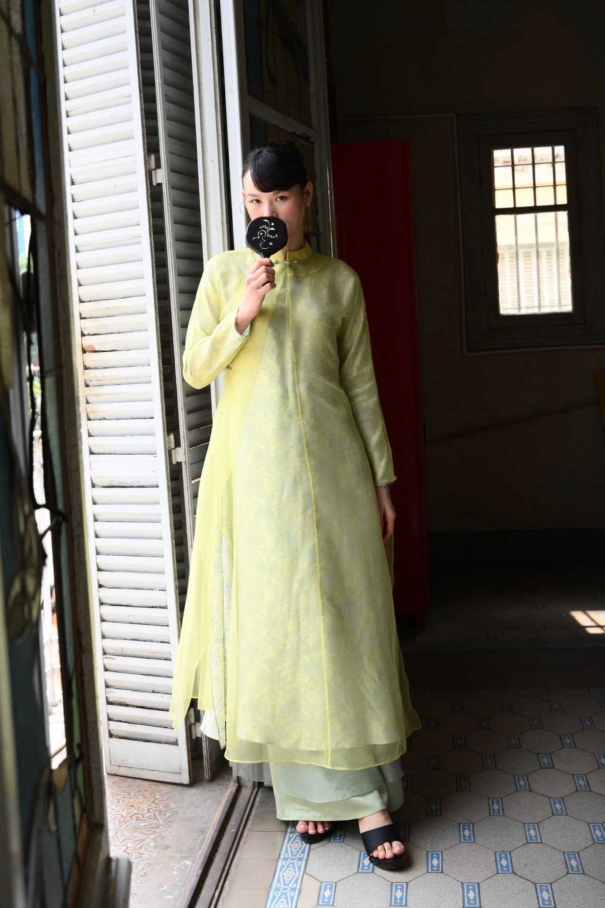 Nữ người mẫu liên tục làm người mẫu cho các thương hiệu áo dài vào dịp Tết Nguyên đán 2026.