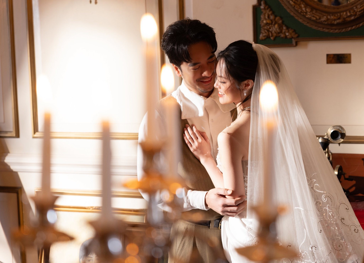 Đoàn Minh Tài cầu hôn Sunny Đan Ngọc cách đây ít tháng. Nam diễn viên chia sẻ, anh đã tạo nên một buổi cầu hôn ấm cúng, lãng mạn và đầy yêu thương nhờ bạn bè hỗ trợ. Ảnh: FB Đoàn Minh Tài.