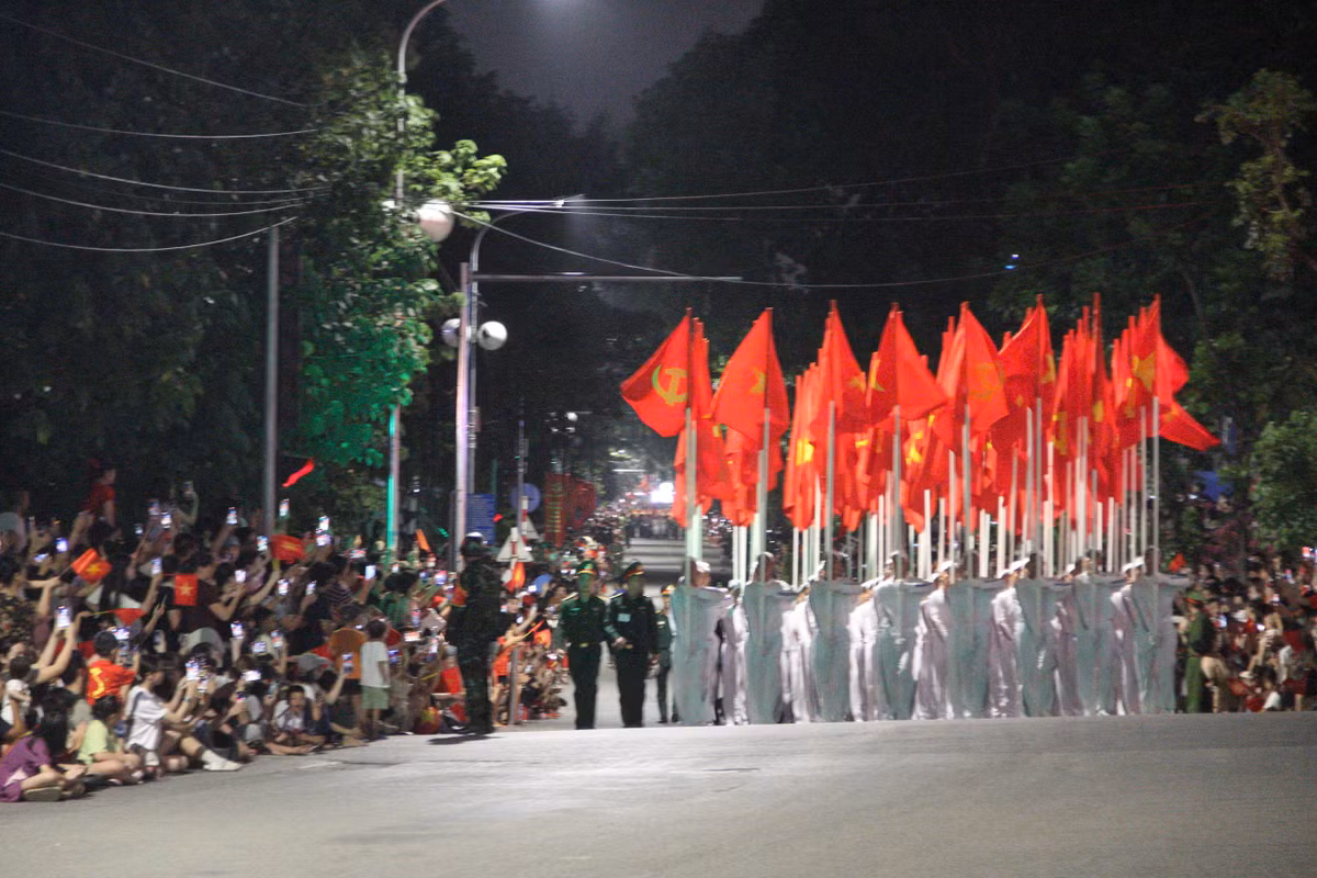 20h ngày 21/8, buổi tổng hợp luyện lần 1 cho Lễ kỷ niệm 80 năm Cách mạng Tháng Tám thành công và Quốc khánh nước Cộng hòa xã hội chủ nghĩa Việt Nam (A80) diễn ra tại Quảng trường Ba Đình và các tuyến phố trung tâm của Hà Nội.